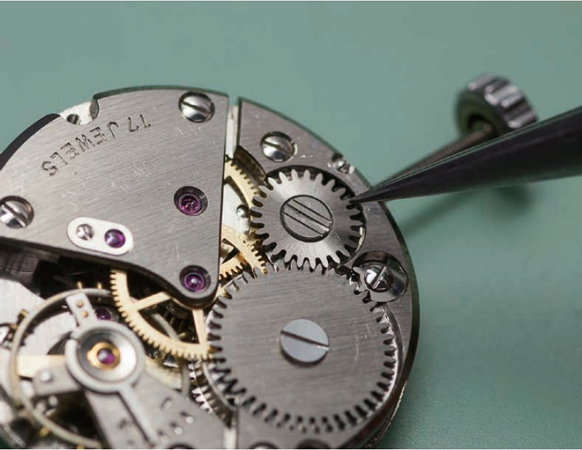 ついやりがち リューズの高速回転は部品が摩耗する原因に 腕時計の べからず 集 Watchnavi Salon