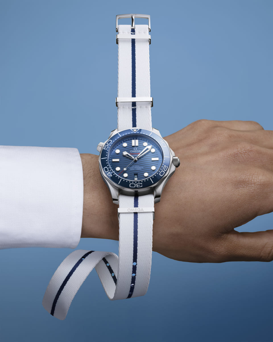 普段着けている腕時計の印象を一新させるオメガ製NATOストラップ――新デザインは夏合わせたいカジュアルカラー | WATCHNAVI Salon