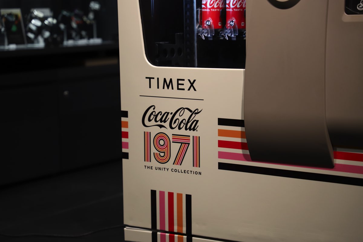 タイメックスが発表したコカ・コーラとのコラボウオッチ3型／渋谷 