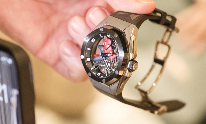 非売品 オーデマピゲ 歴史 本 オーデマ ピゲと出版社アスリーヌが「ロイヤル オーク：革命児から