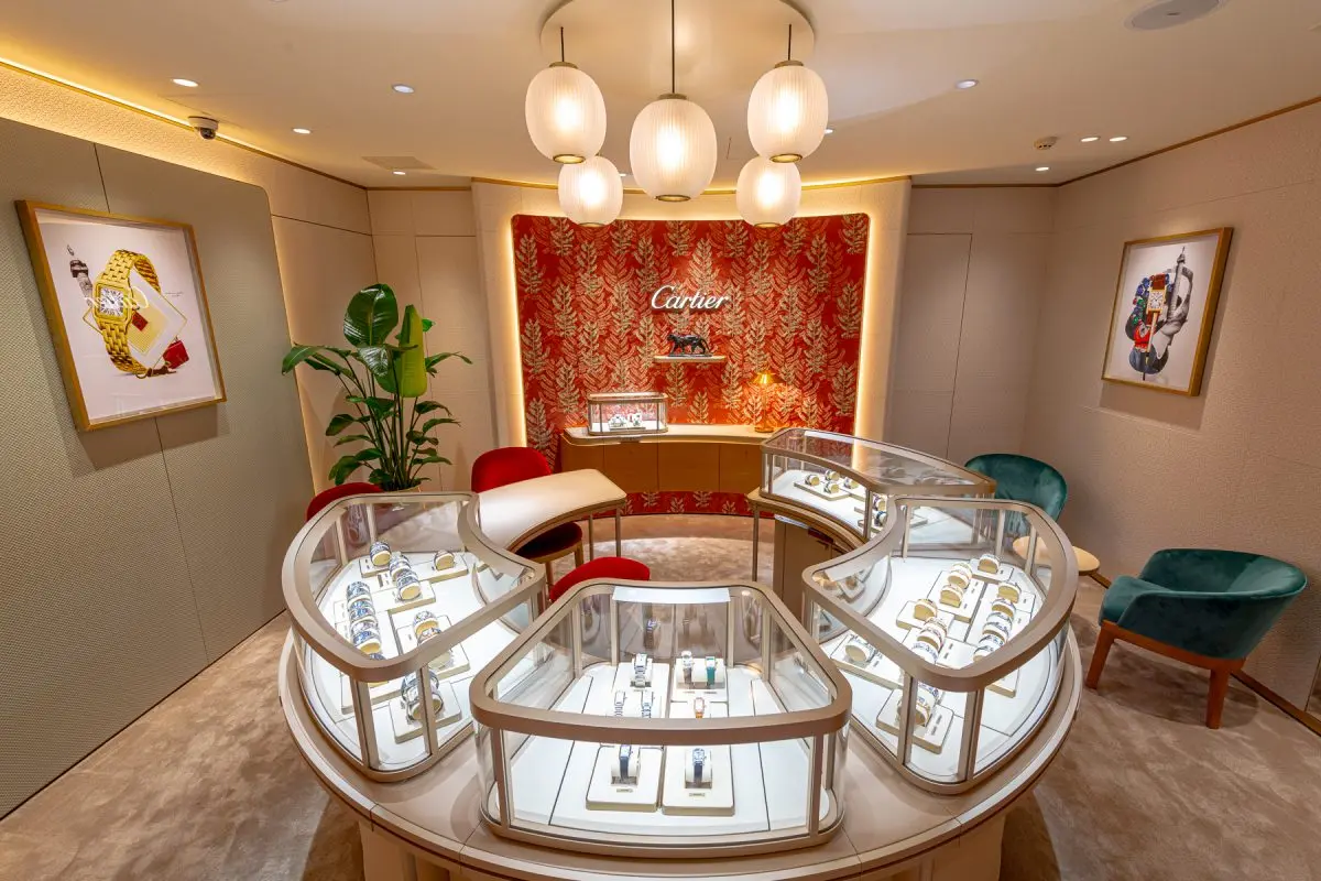腕時計の名店「COMMON TIME 横浜元町本店」が【カルティエ】のコーナー