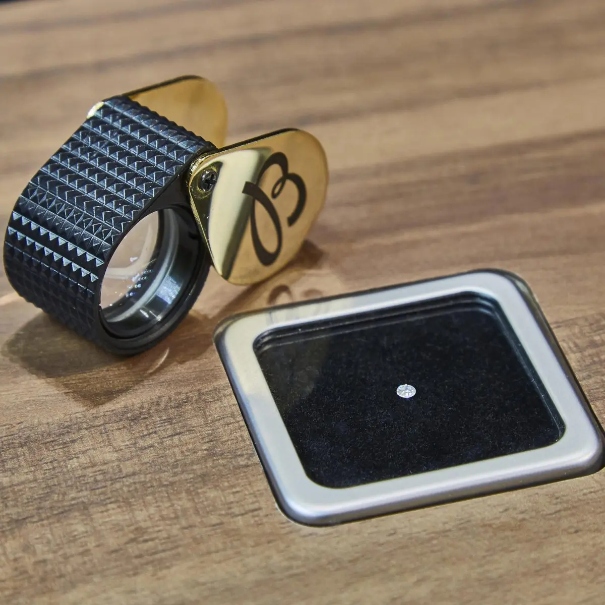 112個のダイヤモンドをセットしたベゼルにMOP文字盤が輝く日本限定50本