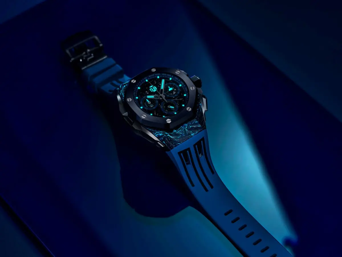 5年の歳月をかけた独自開発素材CFTカーボンを採用する多機能な