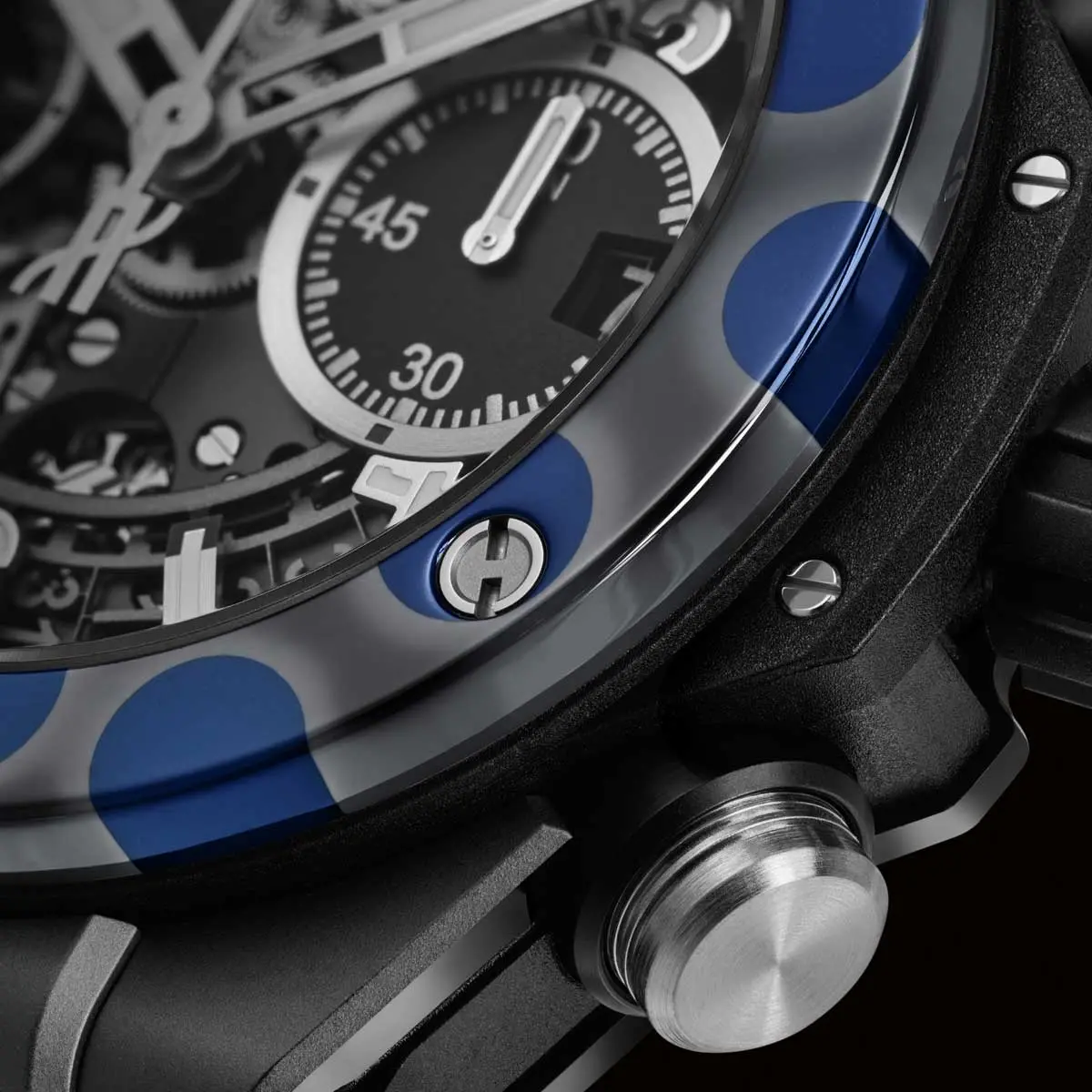 ウブロ】開発に4年かけた世界初のマルチカラーセラミックを採用した