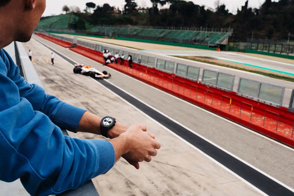 チューダー】Visa Cash App Racing Bulls F1チームのマシンを彷彿
