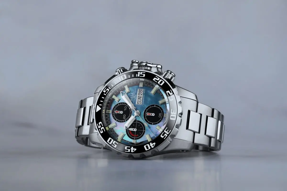 青いマザー オブ パールが眩いダイバーズクロノグラフが登場