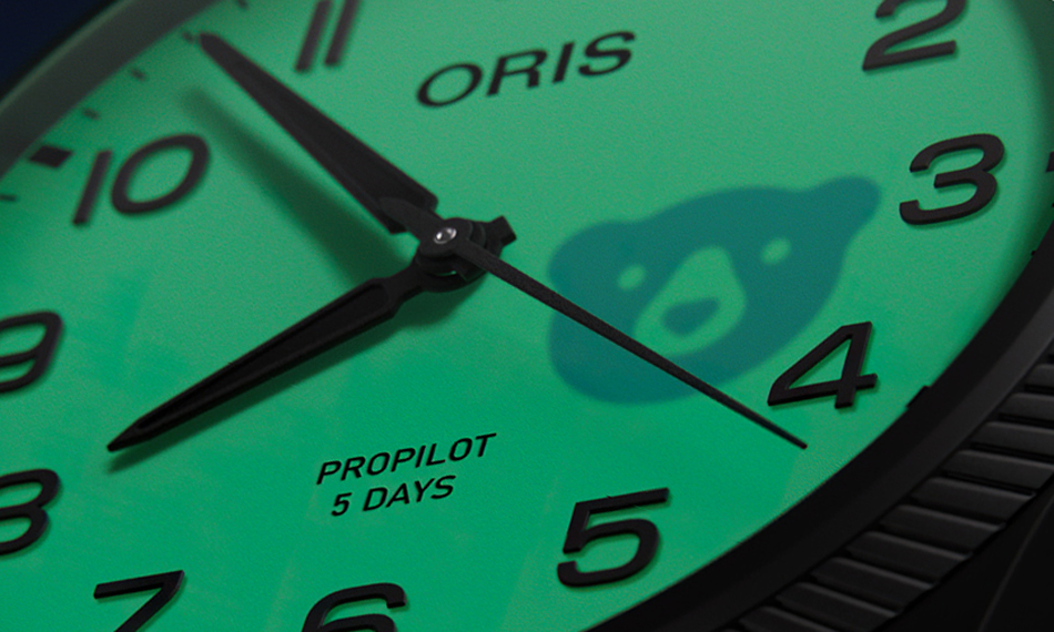 暗闇で文字盤に浮き上がる隠しディテールのオリスベア！ わずか250本