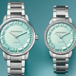 鮮やかなティファニーブルーと有名な芸術的時計デザインが完璧に調和