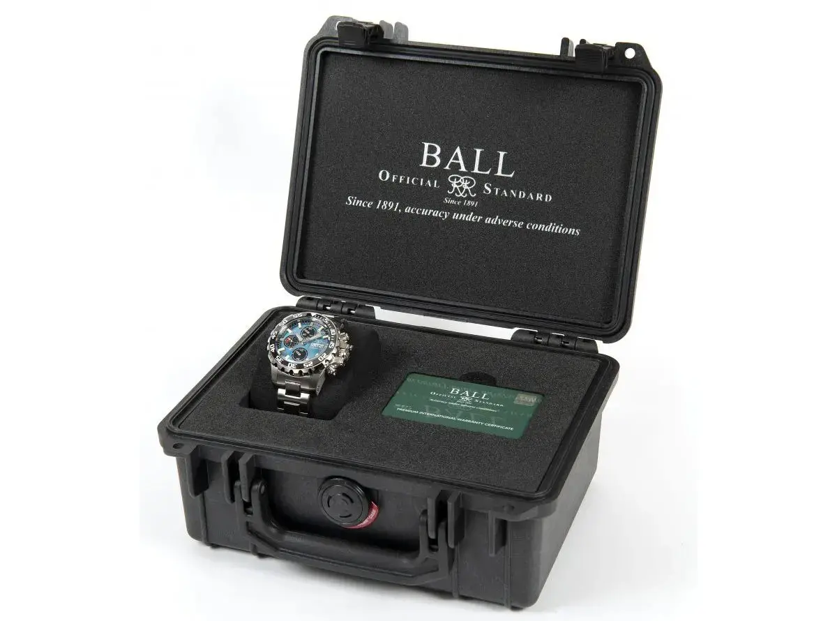 【角５連ssがスクエアのもつ屈強イメージをより盤石にする/新品】クロノグラフ 青く光るダイバーズクロノグラフとレトロなモータースポーツ感