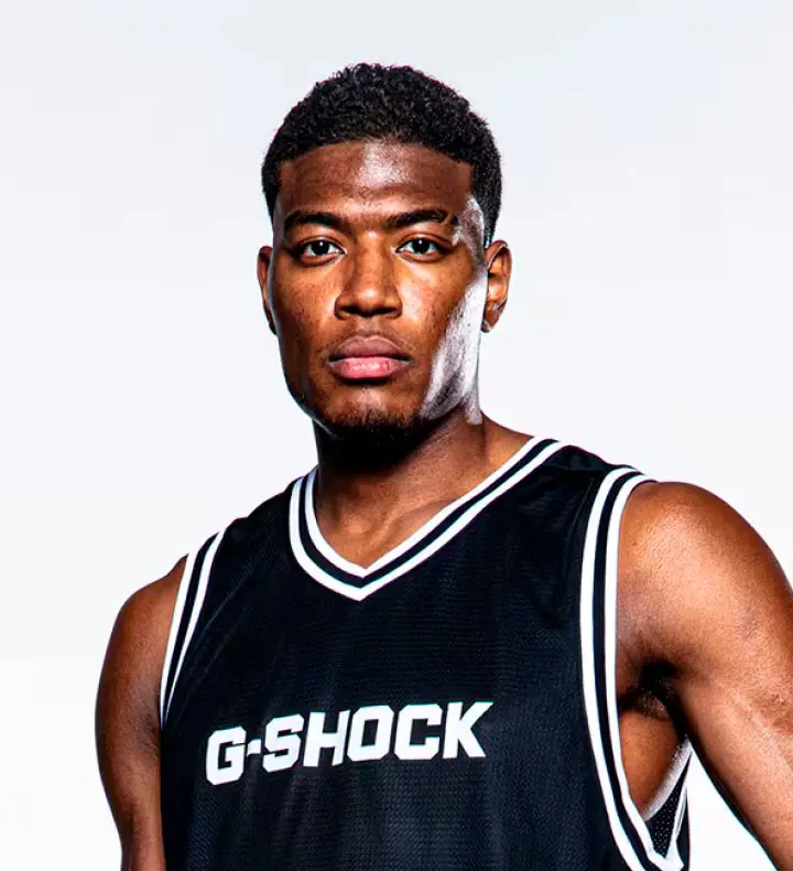 ブラックデザインにレッドのあしらいをアクセントとするNBAプレイヤー