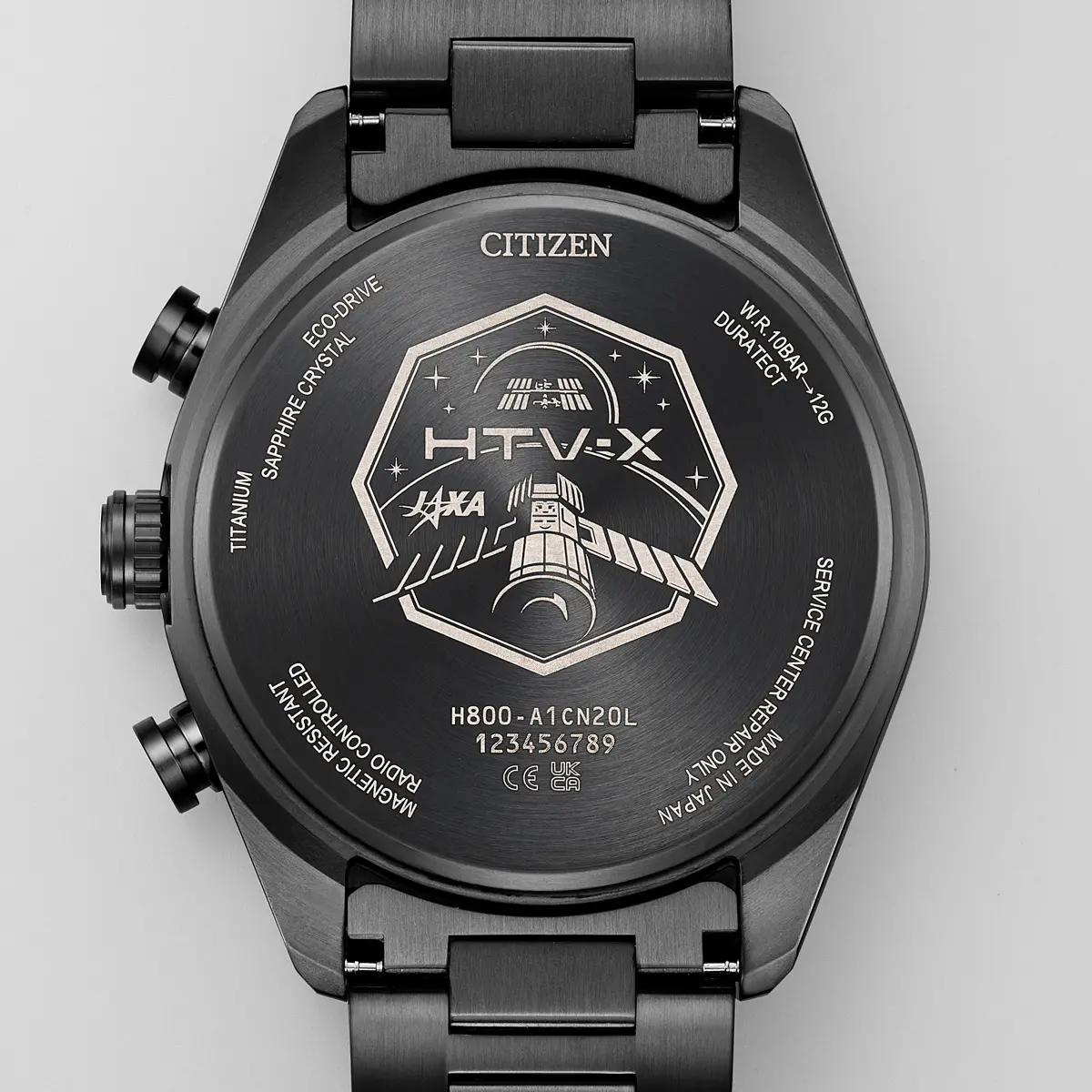 漆黒の宇宙空間を翔けるイエローゴールド色の新型宇宙ステーション補給