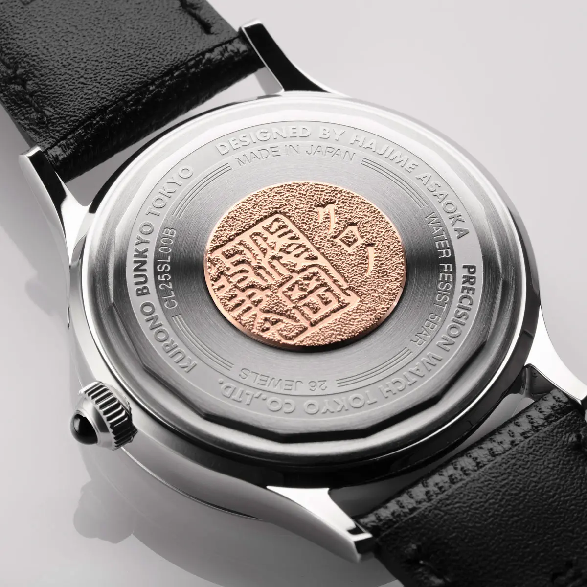 クロノクロス カレンダー 赤い落ち葉から着想したカラーが美しい トリプルカレンダーを