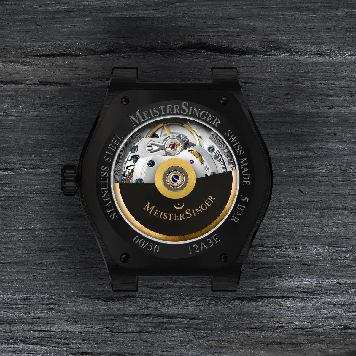 黄金＆漆黒のアバンギャルドなデザイン。1本針のスイスウオッチに