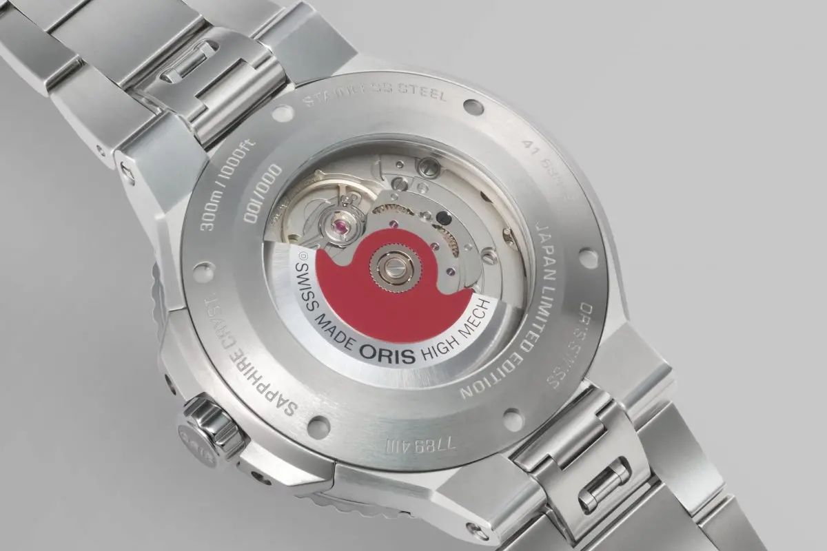 意外にも“初”なオリスの日本限定ウオッチは白と赤のバイカラー