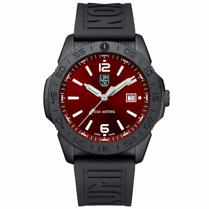 ルミノックス】オールブラックに鮮やかなカラーダイアルを組み合わせた