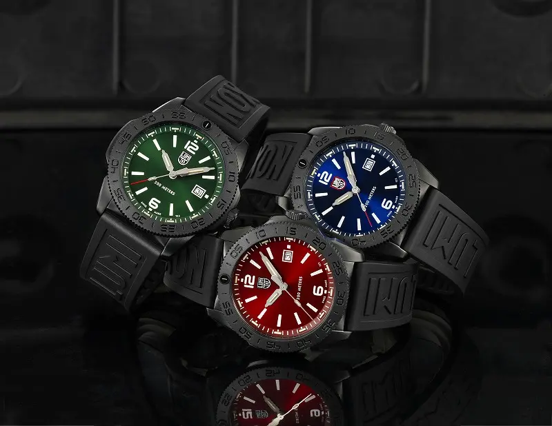 ルミノックス】オールブラックに鮮やかなカラーダイアルを組み合わせた