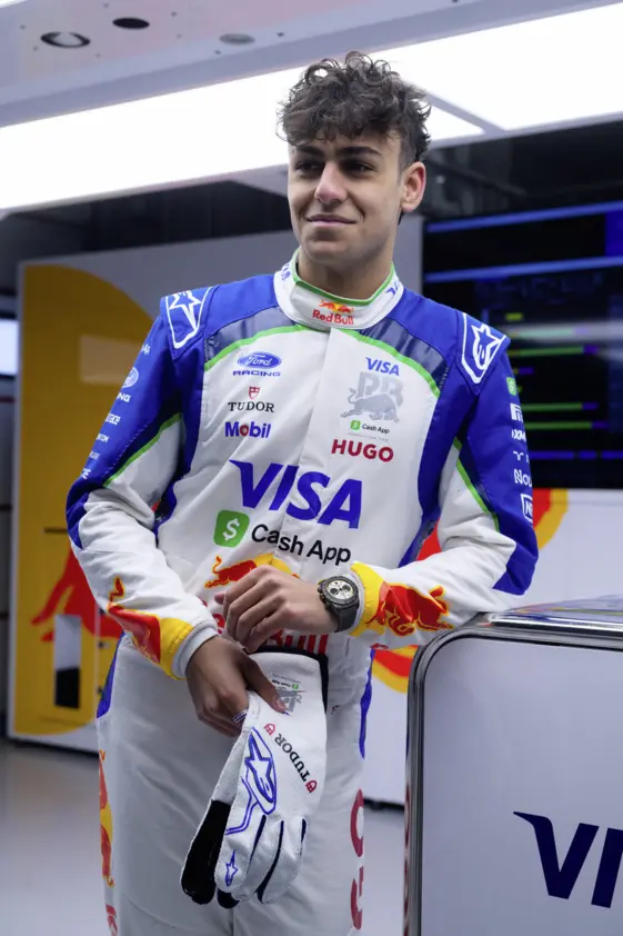 F1マシンの色をそのまま腕元へ ── チューダー「ブラックベイ クロノ