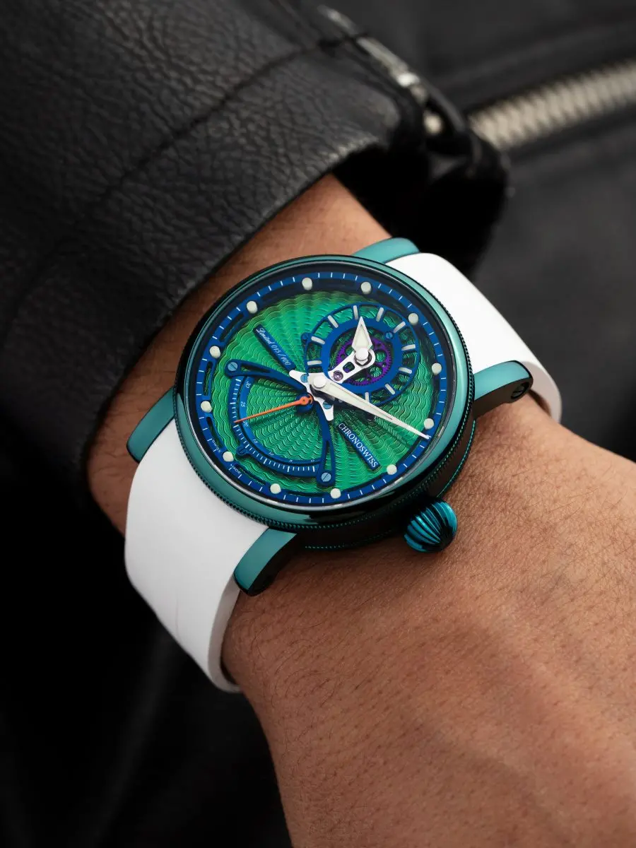 虹色に輝く“蛇”の姿を表現したPVD加工ケースやギヨシェ文字盤が視線を